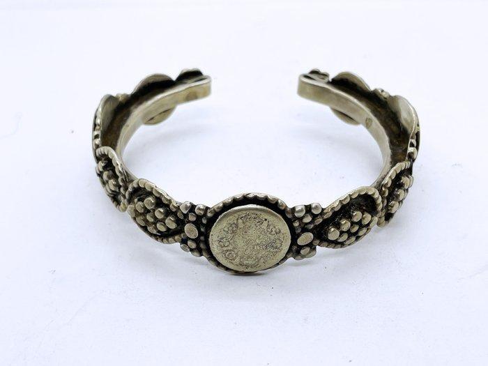 Oude bedoeïenenarmband met roepies - Zilver - Penisola, Antiek en Kunst, Kunst | Niet-Westerse kunst