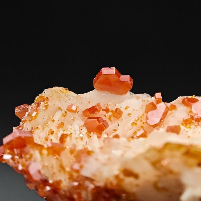 Bloedrode vanadinite op wit bariet Kristallen op matrix -, Verzamelen, Mineralen en Fossielen