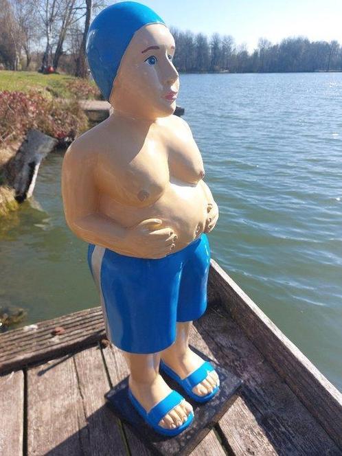 Beeld, old fat man in swimming blue shorts - 80 cm -, Antiek en Kunst, Curiosa en Brocante