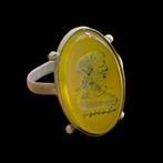 Moderne zilveren ring met een intaglio in Oud-Romeinse