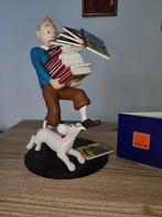 Hergé/Moulinsart - Tintin - Tintin tenant les albums - 46964