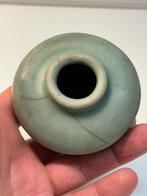 Pot (2) - 2 oude Chinese celadon-potten uit het