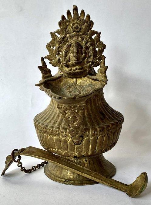 Zeldzame Nieuwari Sukunda, rituele olielamp, omringd door, Antiek en Kunst, Antiek | Overige Antiek
