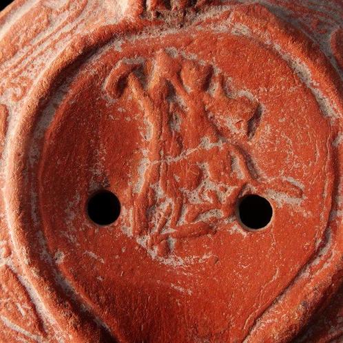 Romain antique Lampe a huile en sigillée - Scène de chasse -, Verzamelen, Mineralen en Fossielen