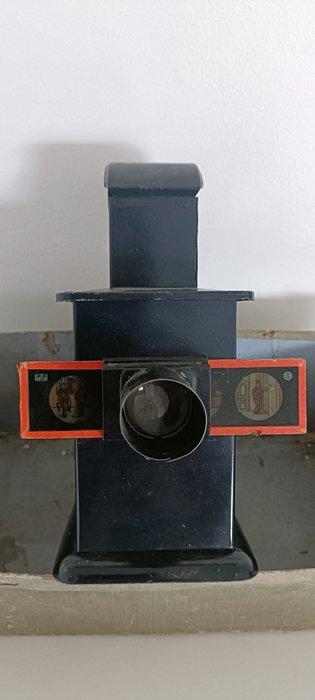 D.R.G.M magic lantern with slides and oil lamp, TV, Hi-fi & Vidéo, Appareils photo analogiques