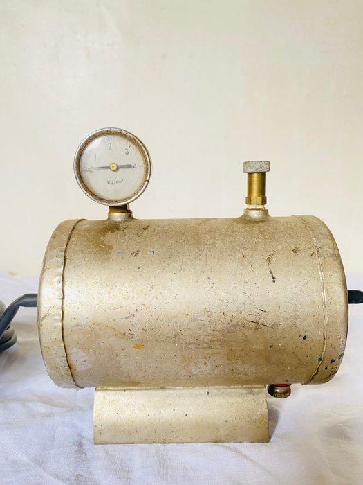 Ancien compresseur ou pompe à air électrique , valve de, Antiek en Kunst, Antiek | Wandborden en Tegels