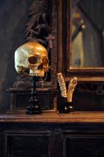 Snijwerk, NO RESERVE PRICE - A stack of human skulls with an