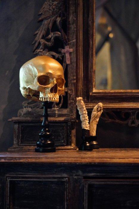 Snijwerk, NO RESERVE PRICE - A stack of human skulls with an, Antiek en Kunst, Kunst | Designobjecten