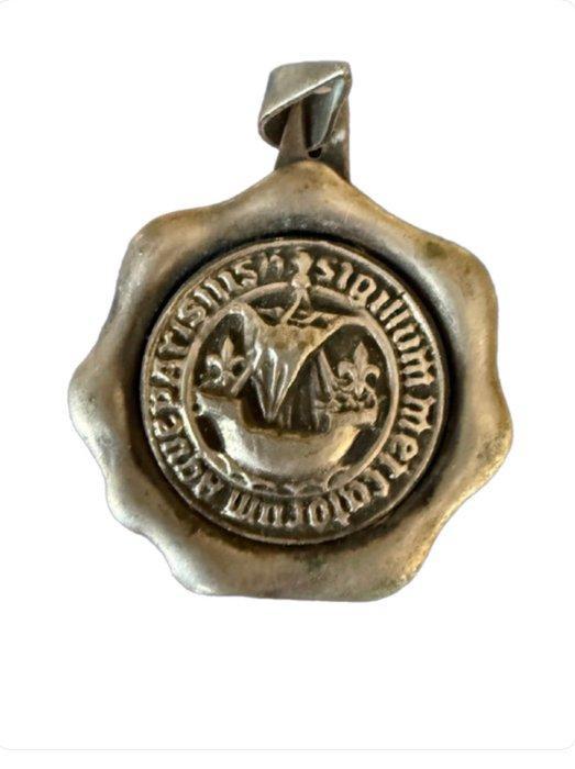 Donker en majestueuze hanger van zilverkleurig metaal die, Antiek en Kunst, Curiosa en Brocante