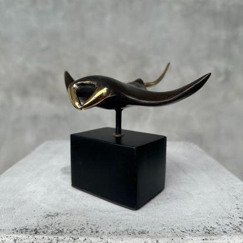 Sculpture, NO RESERVE PRICE - Bronze Manta Ray Sculpture on, Antiek en Kunst, Kunst | Designobjecten