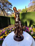 sculptuur, XL - Young girl with diary - 8,1Kg - 71 cm -