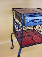 Antiker Schmiedeeisen-Beistelltisch mit roten Fliesen –