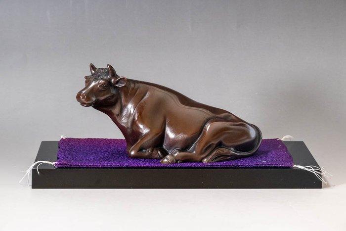 Bronzen zittende os beeldhouwwerk met presentatiebasis en, Antiek en Kunst, Antiek | Overige Antiek