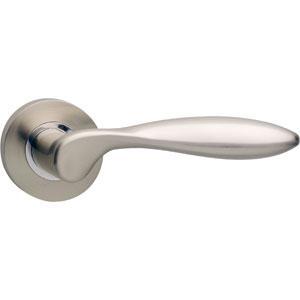 Intersteel deurklink George op rond rozet nikkel mat, Doe-het-zelf en Bouw, Hang- en Sluitwerk, Klink of Kruk, Nieuw, Overige materialen