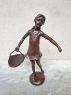 Figurine - Girl with basket - Bronze