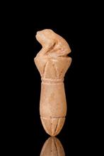 Oud-Egyptisch Stenen Papyrus Scepter Amulet met een Kikker, Antiek en Kunst