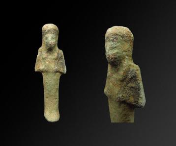 Égypte ancienne Faience ushabti décoré tenant une houe et un