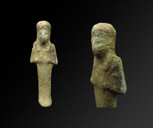 Égypte ancienne Faience ushabti décoré tenant une houe et un, Antiek en Kunst, Antiek | Overige Antiek