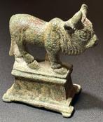 Oud-Romeins Brons Uitstekend beeldje van een stier met een, Antiek en Kunst