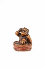 Un netsuke en buis avec une belle patine représentant un Oni