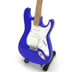 Miniatuur Fender Stratocaster gitaar met gratis standaard, Verzenden, Nieuw, Beeldje, Replica of Model