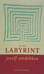 In Een Labyrinth Jezelf Ontdekken 9789025953058, Gelezen, Gernot Candolini, Verzenden