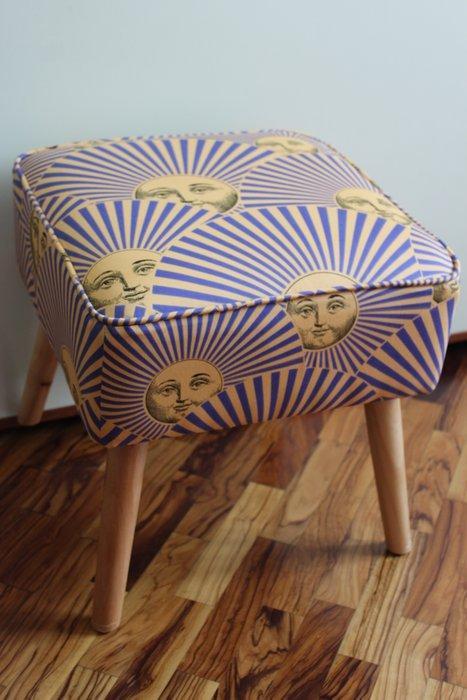 Pouf - pouff réalisé en tissu vintage Fornasetti - Bois,, Antiek en Kunst, Antiek | Meubels | Stoelen en Sofa's