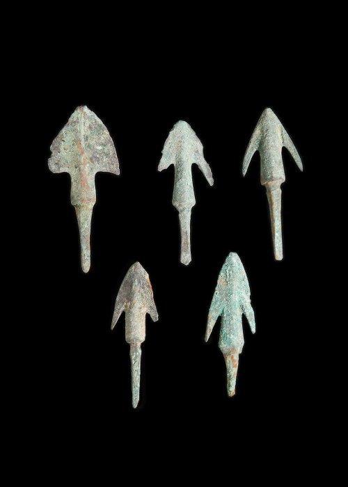 Âge du bronze Bronze Barbed Arrowhead Group (5) (Sans prix, Antiek en Kunst, Antiek | Overige Antiek