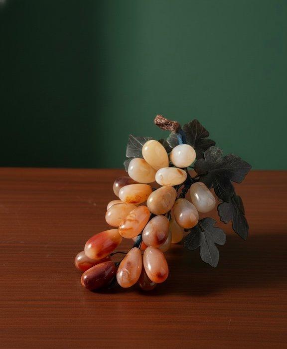 sculptuur, Grape Bunch Carved in Semi-Precious Stone –, Antiek en Kunst, Curiosa en Brocante