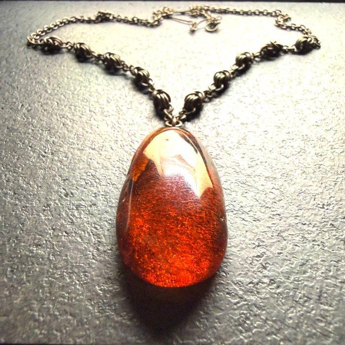 Grote oude natuurlijke Baltische amber hanger en ketting,, Verzamelen, Dierenverzamelingen