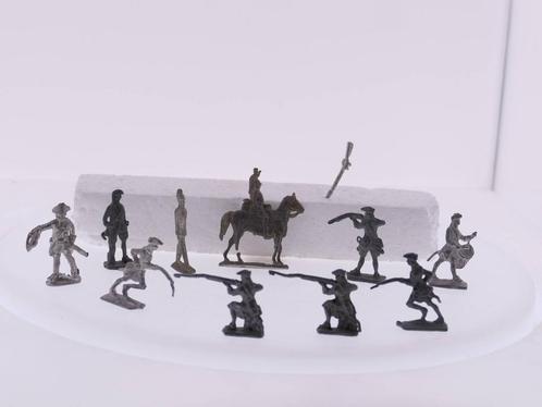 10 tinnen ongeverfde soldaatjes en een geweer #3690, Hobby en Vrije tijd, Modelbouw | Figuren en Diorama's, Gebruikt, Ophalen of Verzenden