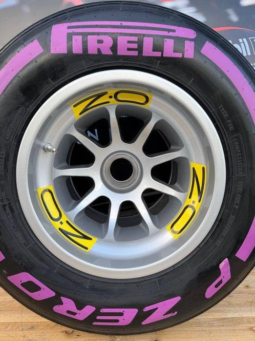 Pneu complet sur la roue - Formule 1 - Pirelli - O.Z - 2016, Verzamelen, Automerken, Motoren en Formule 1