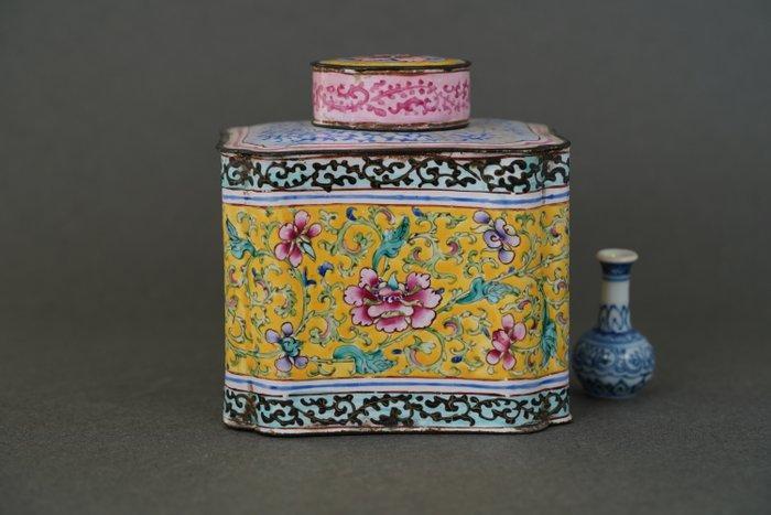 Yongzheng (1723-1735) - Doos - Honderd pioenrozen in, Antiek en Kunst, Antiek | Overige Antiek