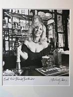 Michael Joseph (1941-) - East end blonde bartender, Antiek en Kunst, Kunst | Schilderijen | Modern