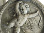Sculpture, Grande Medaglione in peperino di puttino - 107 cm