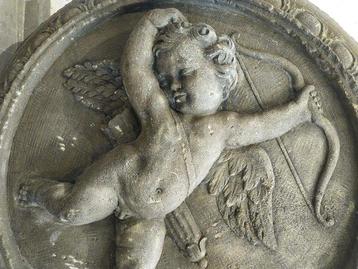 Sculpture, Grande Medaglione in peperino di puttino - 107 cm