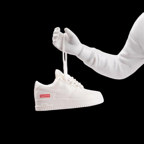 SKE - Banksy X Nike AF1 Suprême, Antiek en Kunst, Kunst | Designobjecten
