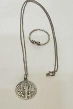 Santa Pilar met ketting, horloge in de vorm van een kruis en
