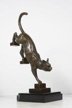 Sculpture, Descending Cat - 29 cm - Bronze patiné