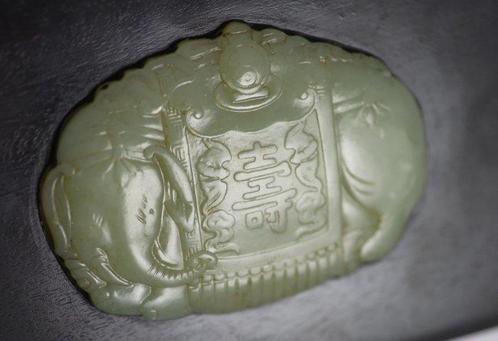 Antique Pale Celadon “Recumbent Elephant” Jade Plaque (Qing, Antiek en Kunst, Antiek | Overige Antiek