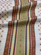 Tijdloze elegantie. Jacquardstof met complexe structuur. -