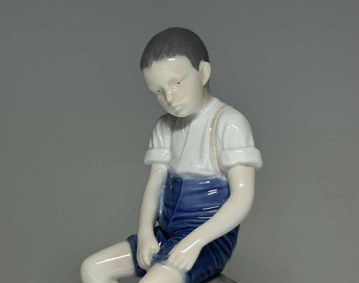 Bing & Grondahl - Beeldje - Boy on a Rock #1757 - Porselein, Antiek en Kunst, Antiek | Glaswerk en Kristal