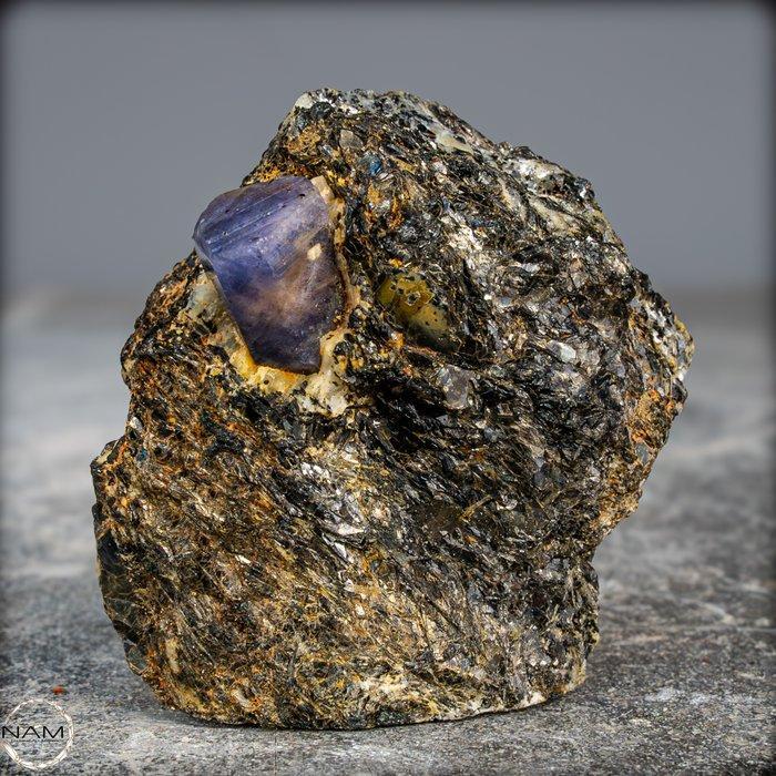 Natuurlijk blauwe saffier op matrix. 635,25 ct uit Kenia-, Verzamelen, Mineralen en Fossielen