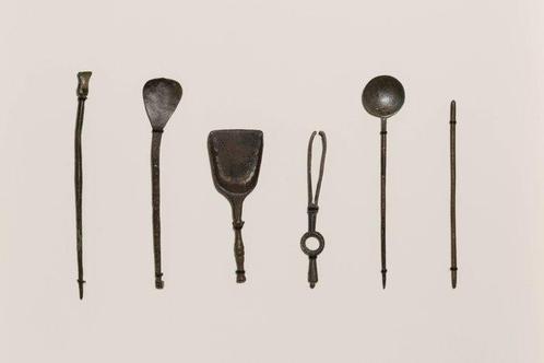 Oud-Romeins Brons Set medische instrumenten op een frame., Verzamelen, Mineralen en Fossielen