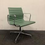 Design stoel, Vitra Eames EA 108, groen leder, Gebruikt, Eén