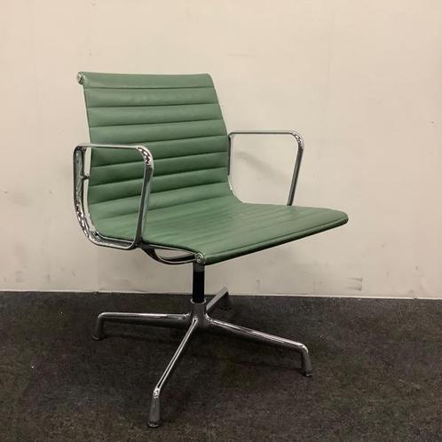 Design stoel, Vitra Eames EA 108, groen leder, Huis en Inrichting, Stoelen, Gebruikt, Eén
