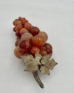 sculptuur, Exceptional Rare Natural Agate and Brass Grape