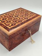 Sieradendoos - Hout (Thuya), hout, parelmoer, marqueterie,