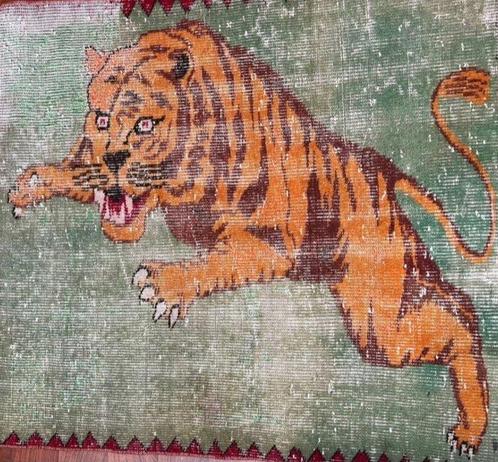 Zeki Müren Design - Tapis vintage de Zeki Müren en vert avec, Huis en Inrichting, Stoffering | Tapijten en Vloerkleden