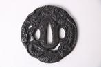 Deux Tsuba japonais (gardes dépée) - En alliage, Fer, Antiek en Kunst